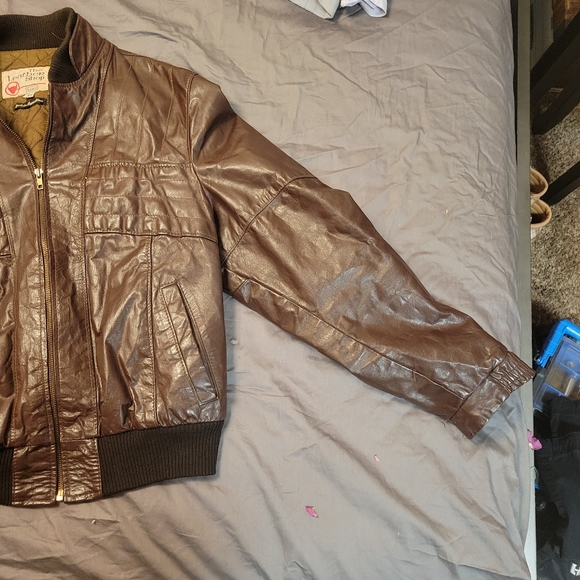 The Leather Shops brown warm and heavy coat. 44 reg brand new not a flaw on it. - Picture 5 of 9